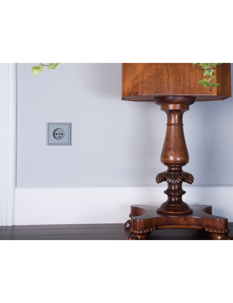 GNIAZDO 230V Z BOLCEM