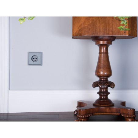 GNIAZDO 230V Z BOLCEM