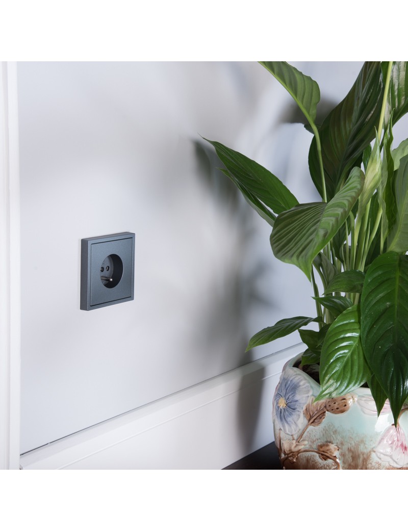 GNIAZDO 230V Z BOLCEM