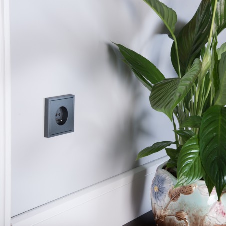 GNIAZDO 230V Z BOLCEM