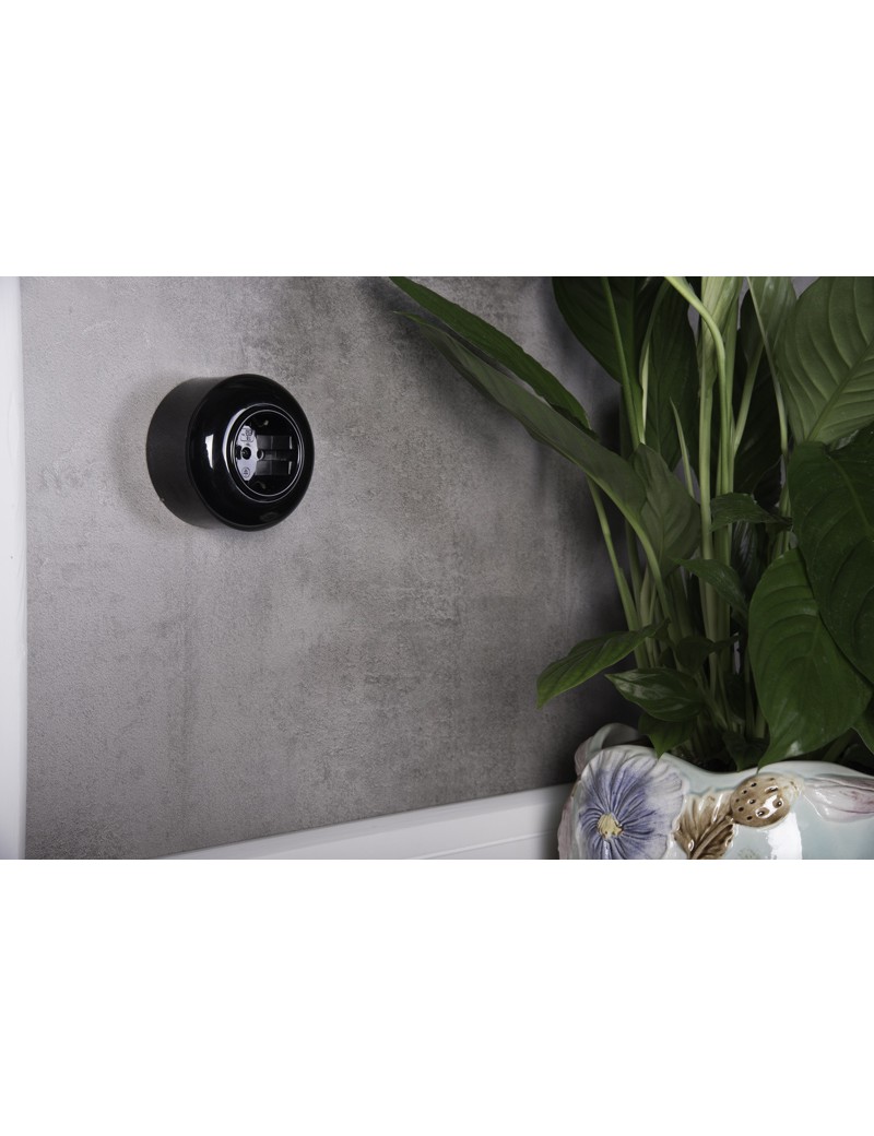 LOFT ZÁSUVKA 230V S KOLÍKEM ČERNÁ NA OMÍTKU...