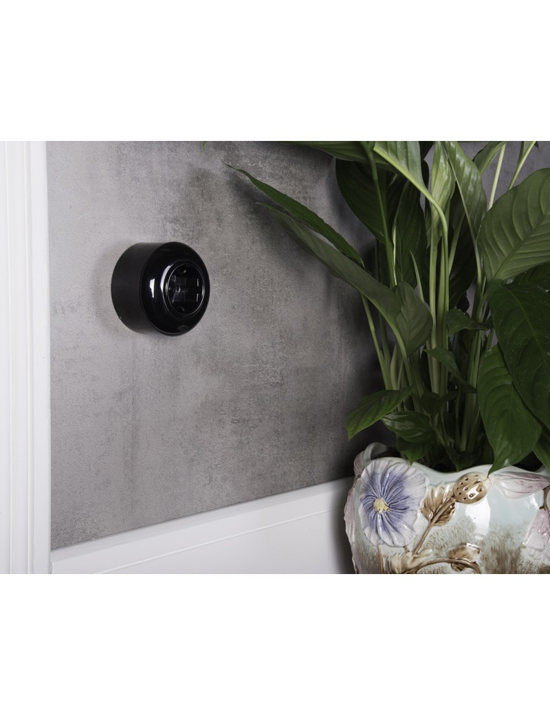 LOFT ZÁSUVKA 230V S KOLÍKEM ČERNÁ NA OMÍTKU...