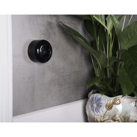 LOFT ZÁSUVKA 230V S KOLÍKEM ČERNÁ NA OMÍTKU JEDNONÁSOBNÁ JLM