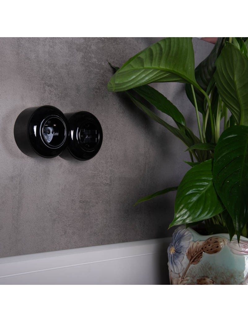 LOFT ZÁSUVKA 230V S KOLÍKEM ČERNÁ NA OMÍTKU...