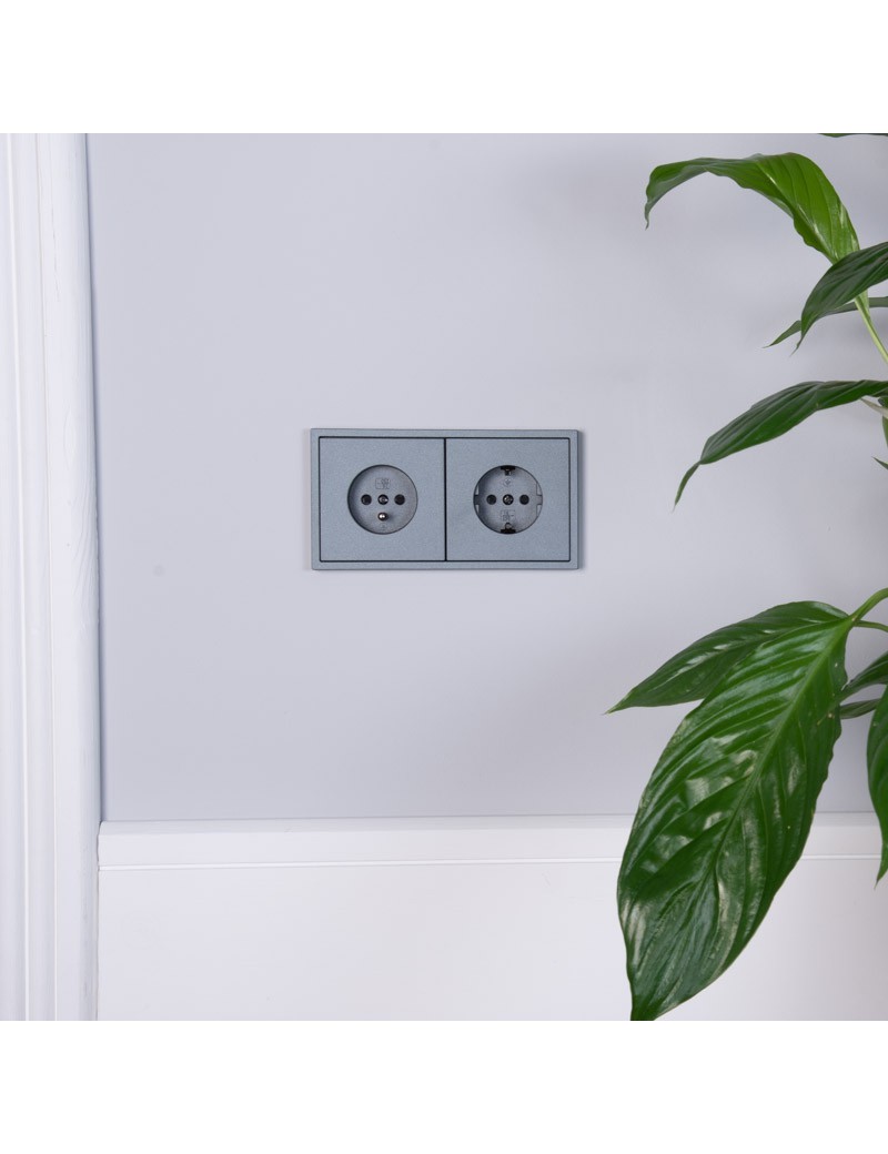 GNIAZDO 230V Z BOLCEM