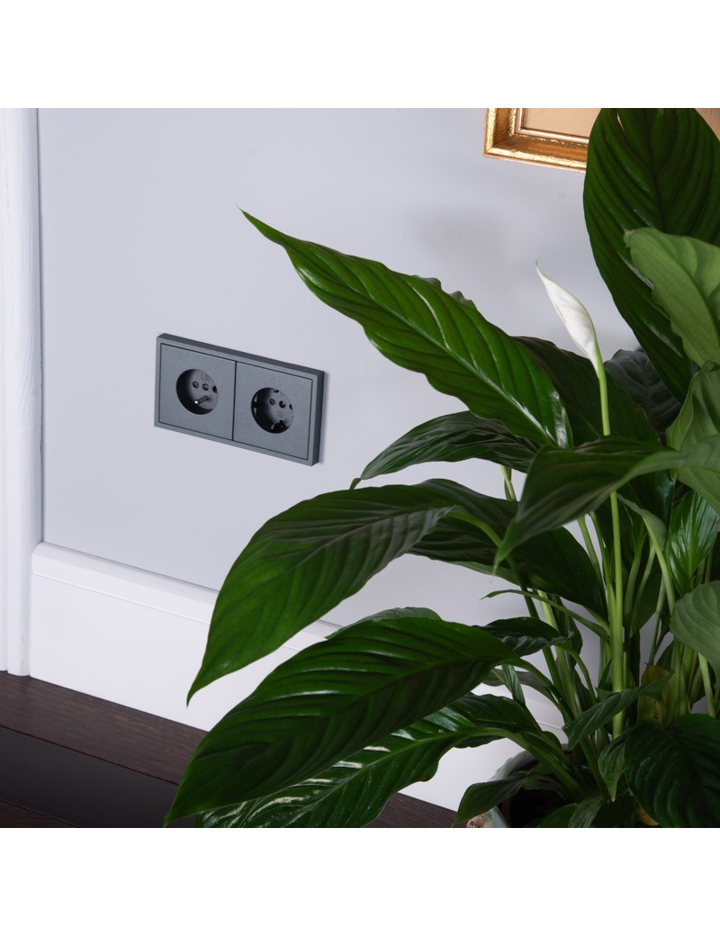 GNIAZDO 230V Z BOLCEM