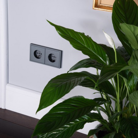 GNIAZDO 230V Z BOLCEM