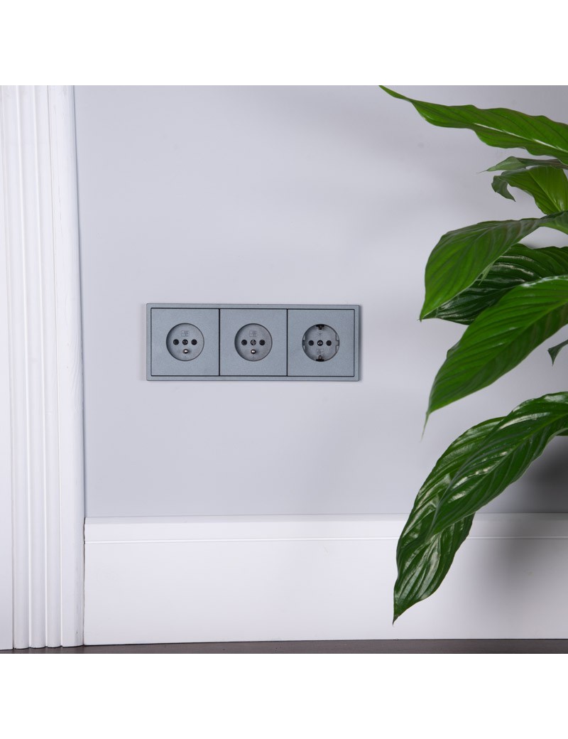 GNIAZDO 230V Z BOLCEM