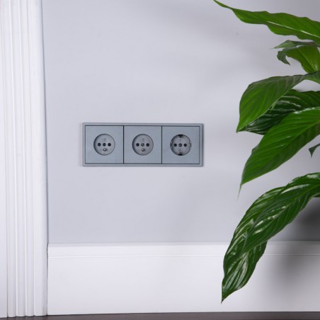 GNIAZDO 230V Z BOLCEM