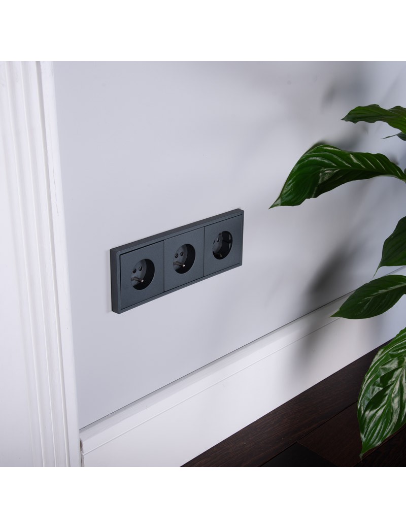 GNIAZDO 230V Z BOLCEM