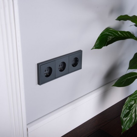 GNIAZDO 230V Z BOLCEM