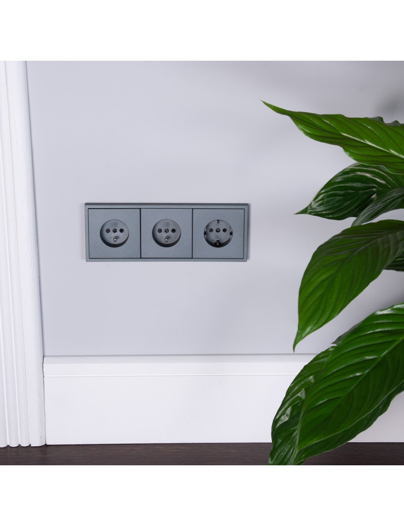 GNIAZDO 230V Z BOLCEM