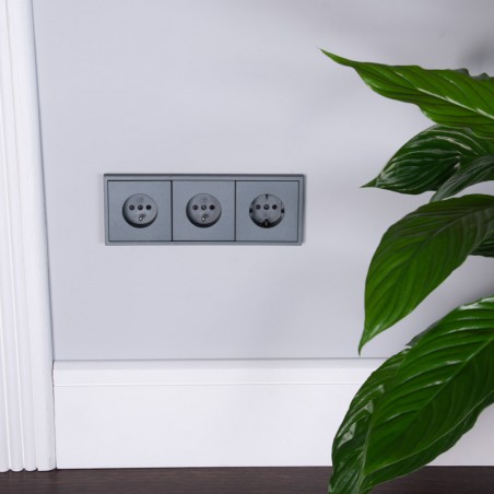 GNIAZDO 230V Z BOLCEM