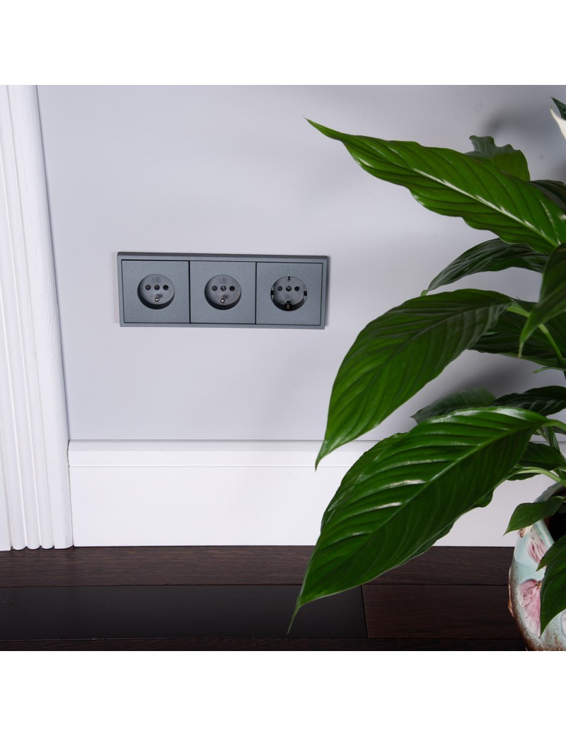 GNIAZDO 230V Z BOLCEM