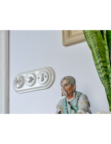 KERAMICKÝ SPÍNAČ OVLÁDANÝ PODOMÍTKOVÝMI ROLETAMI