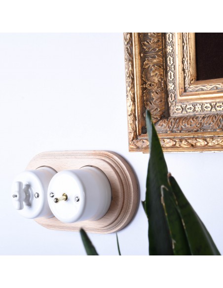 KERAMICKÝ VYPÍNAČ NA OMIETKU JEDNOKOĽAJOVÝ SCHODISKOVÝ PÁKOVÝ BIELY