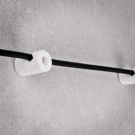 CERAMICZNY HAK DO PRZEWODU 20x30mm BIAŁY