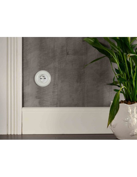 GNIAZDO 230V Z BOLCEM