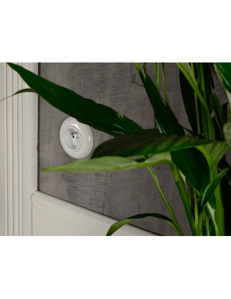 GNIAZDO 230V Z BOLCEM