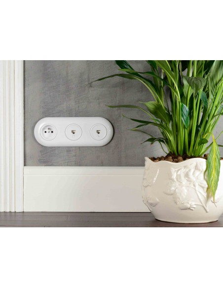 GNIAZDO 230V Z BOLCEM