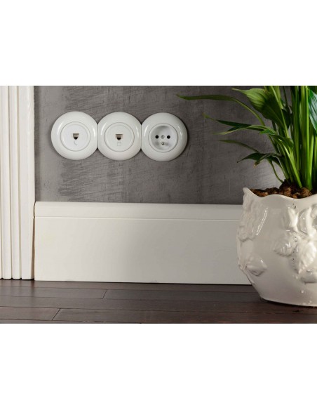 GNIAZDO 230V Z BOLCEM