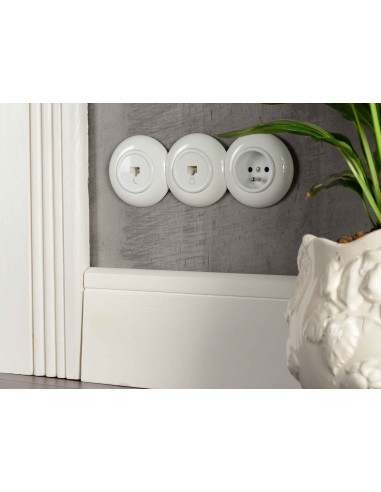 GNIAZDO 230V Z BOLCEM