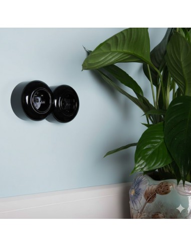 LOFT ZÁSUVKA 230V S KOLÍKEM ČERNÁ NA OMÍTKU...