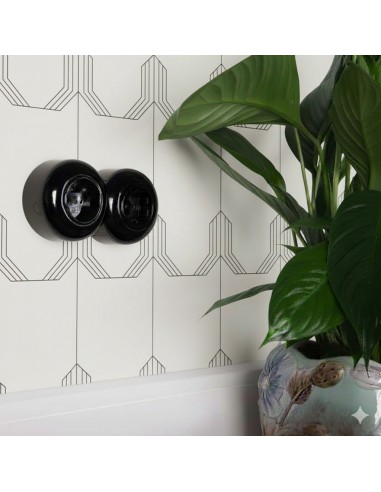 LOFT ZÁSUVKA 230V S KOLÍKEM ČERNÁ NA OMÍTKU...