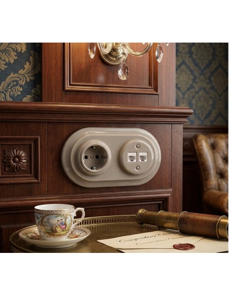 Toma empotrada de cerámica con 2× USB, oliva pastel