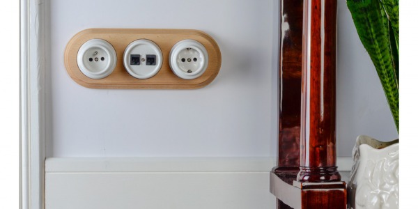 Ceramiczne włączniki i gniazdka natynkowe – piękno tradycji od JLM Retro